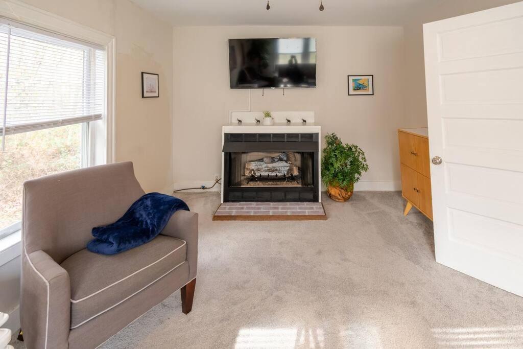 The Bike Path House! Cozy 2 Bedroom W/ Fireplace Charles City Экстерьер фото