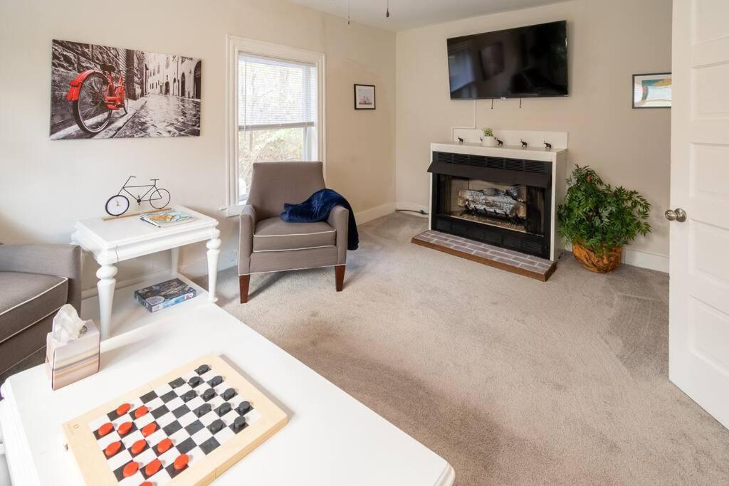 The Bike Path House! Cozy 2 Bedroom W/ Fireplace Charles City Экстерьер фото